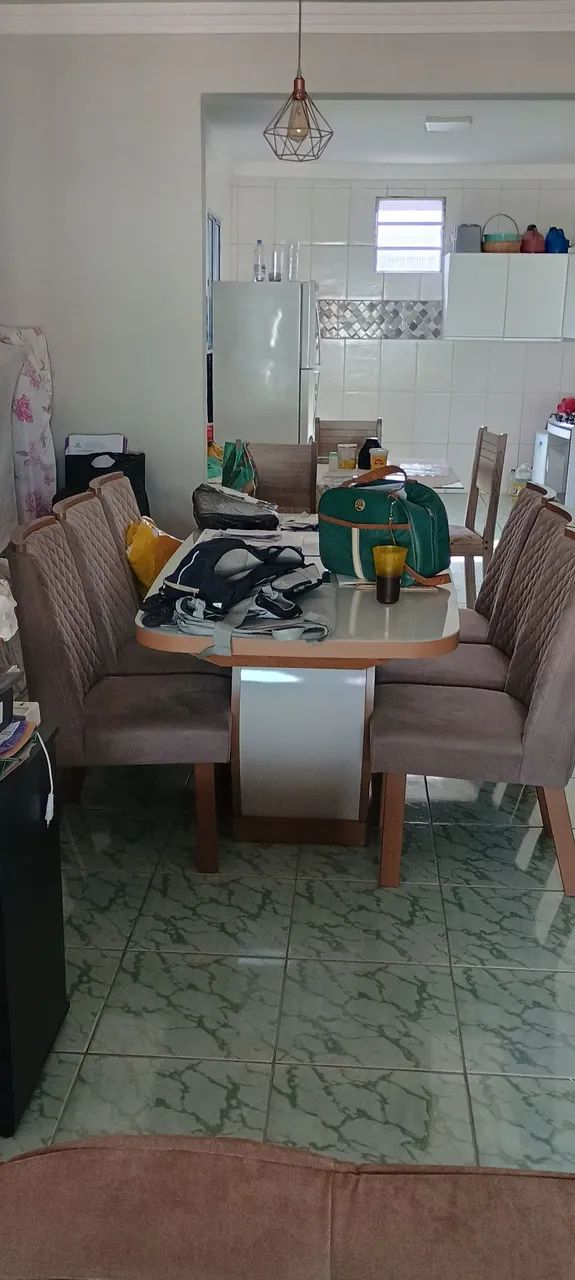 Vendo mesa com tampo de vidro 06 lugares com cadeiras almofadadas.
