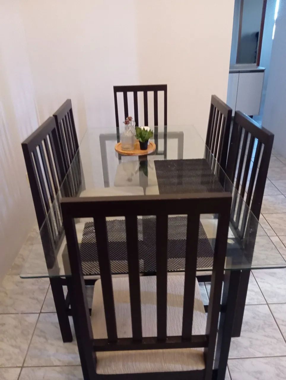 Conjunto de mesa e 6 cadeiras 