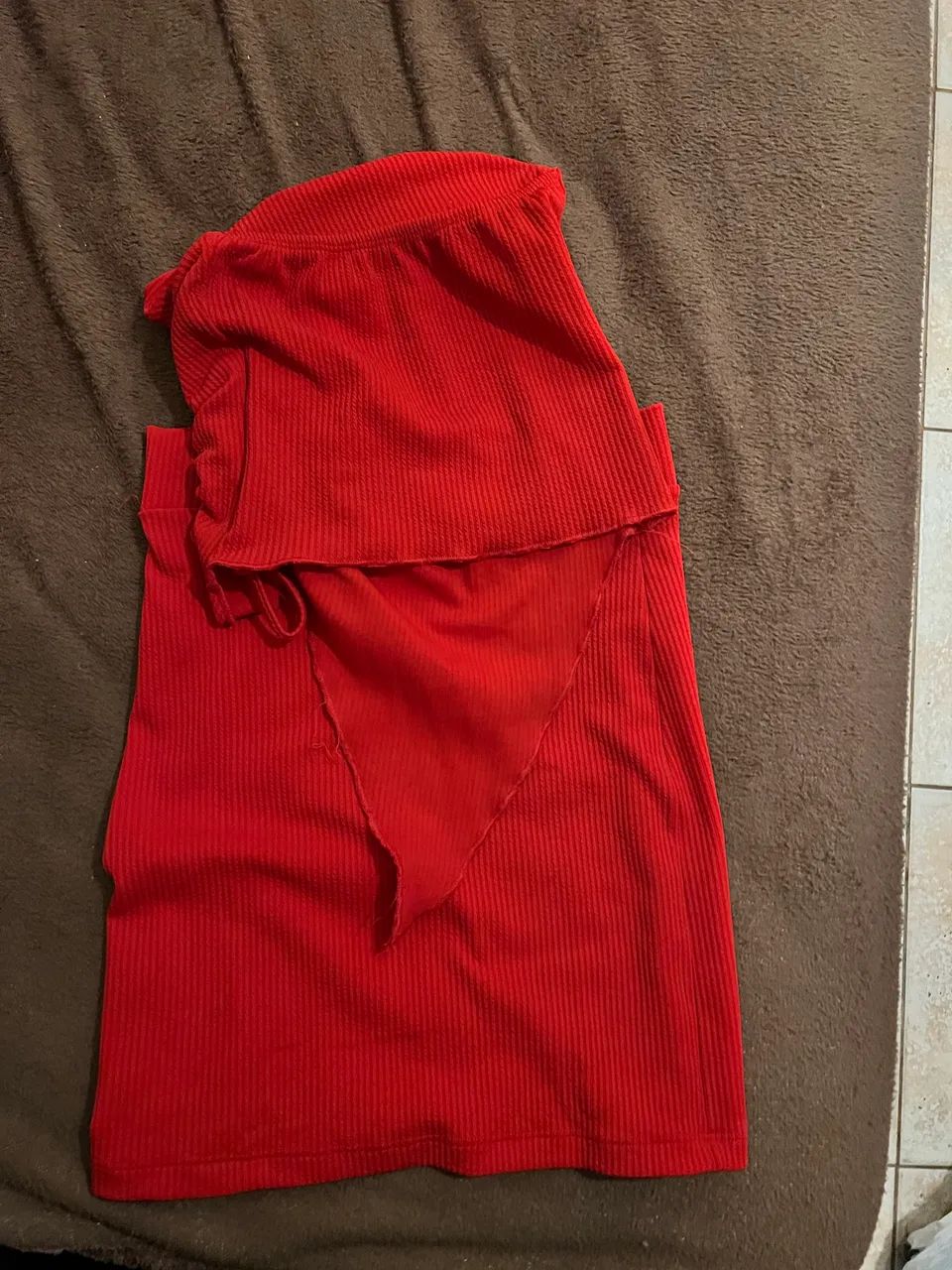 Conjunto top cropped e saia midi vermelho 