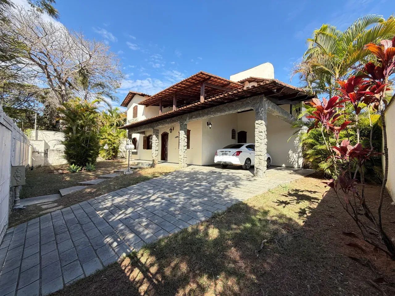 Casa com 3 quartos sendo 1 suíte 6 banheiros 6 vagas