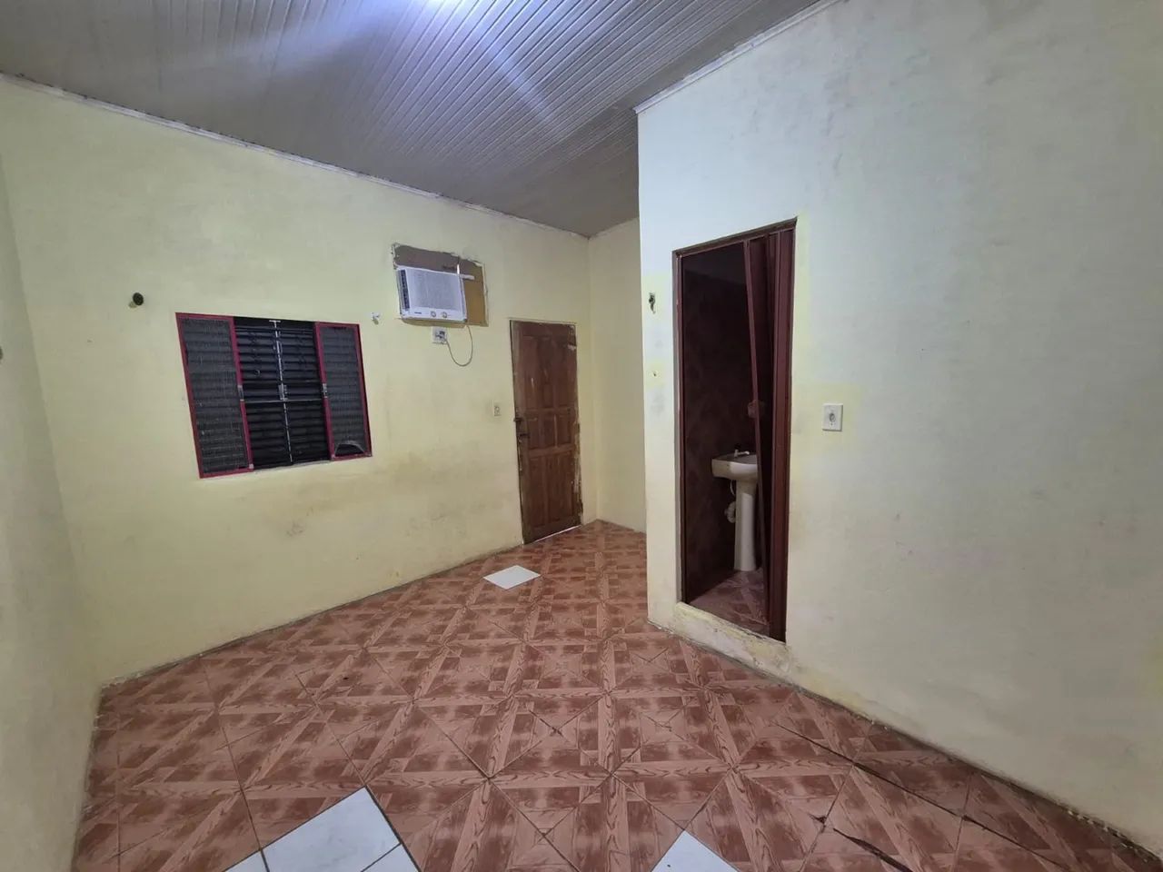 ALUGO KITNET COM ESPAÇO AMPLO COM BANHEIRO DENTRO.  - Foto 4