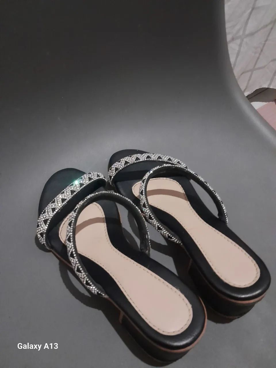 Tamanco Salto Baixo Preto com Strass - Conservado - Foto 4