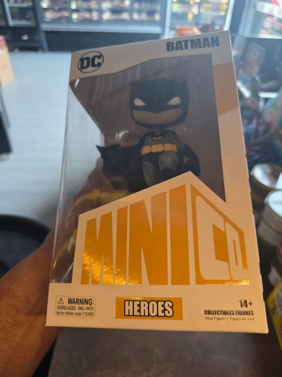 BATMAN NO BATSINAL MINICO IRON STUDIOS