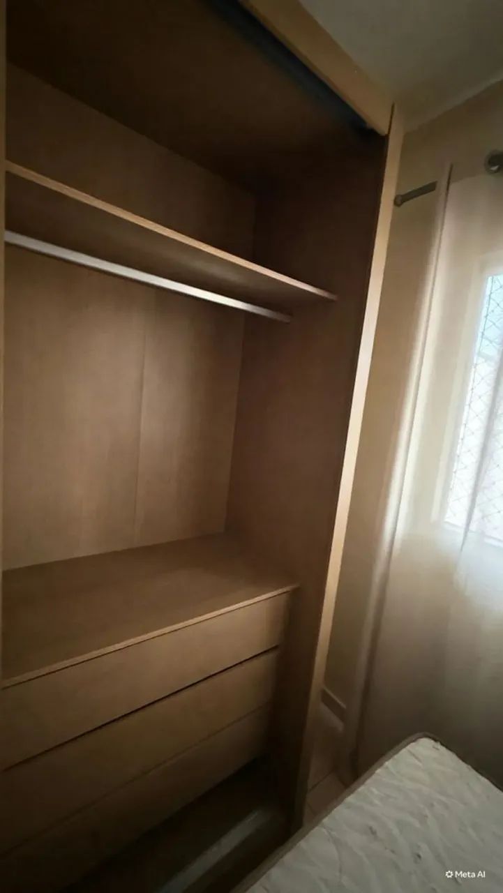 Vendo roupeiro 2.75m com espelho  - Foto 3