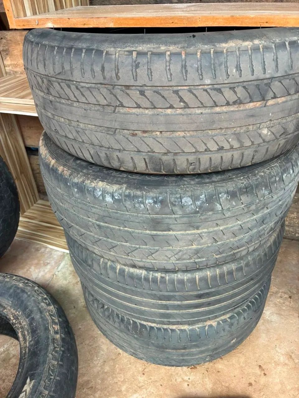 Vende-se pneus 