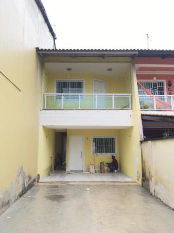 Casa para venda possui 130 metros quadrados e 3 quartos em Lagoa Redonda - Fortaleza - CE