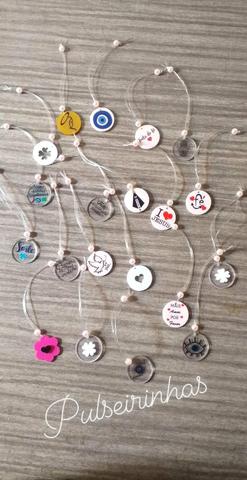 Pulseiras e chaveiros