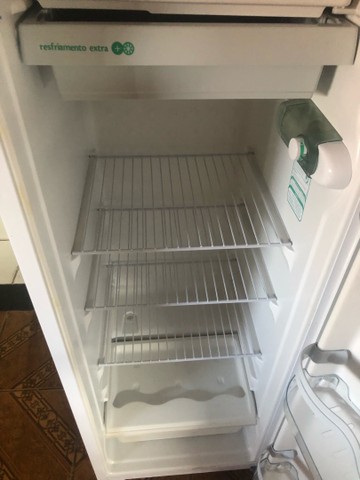 Vendo uma geladeira semi nova , em perfeito estado de conservação !! - Foto 6