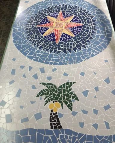 Mesa de Madeira Maciça com Tampo Feito em Mosaico (1,81 m x 0,82m)