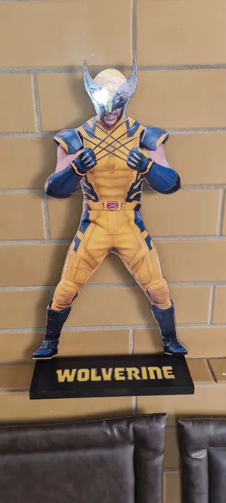 Totem wolverine 47cm altura por 25cm 