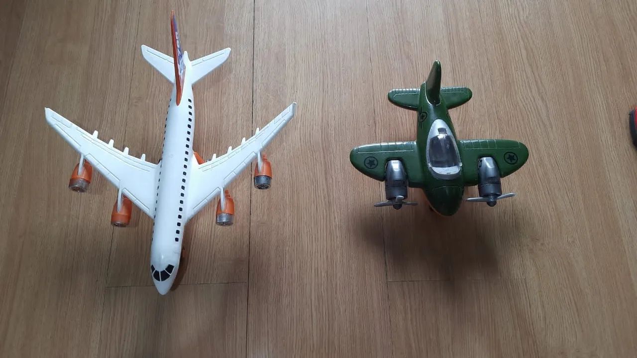 Carros de Brinquedo - Coleção de 5 Carros e Aviões. - Foto 4