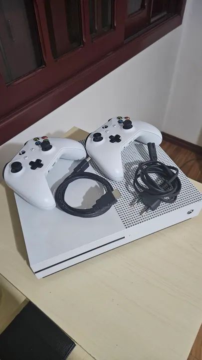 Xbox One S 1tb + 2 controles (originais Xbox) + cabo HDMI + fonte