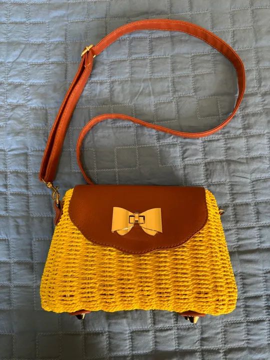 Bolsa de palha amarela com alça de couro - Foto 2