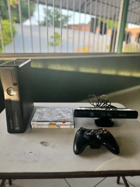 Xbox 360 com Kinect e jogos