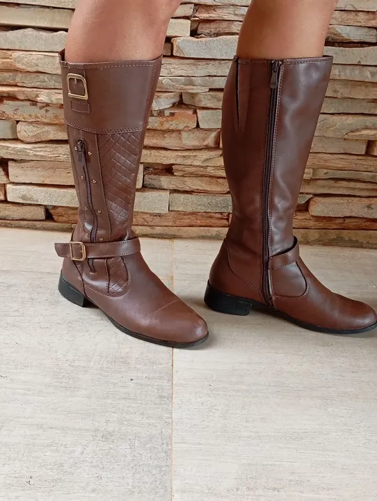 Botas de cano alto marrom