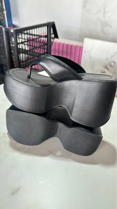 Sandália plataforma preta - confortável e estilosa - Foto 2