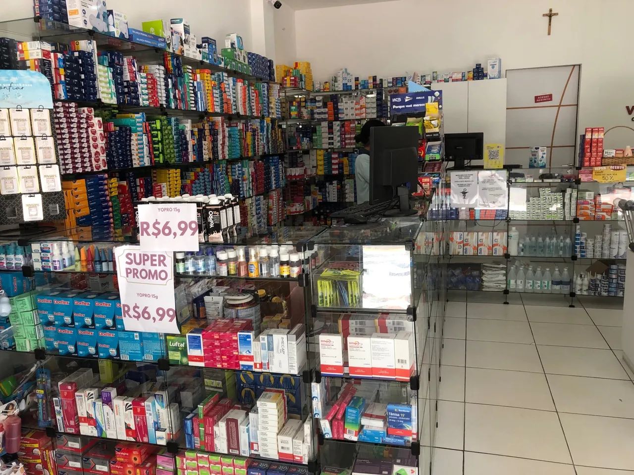 Prateleiras, gôndolas e balcão em vidros - Foto 2