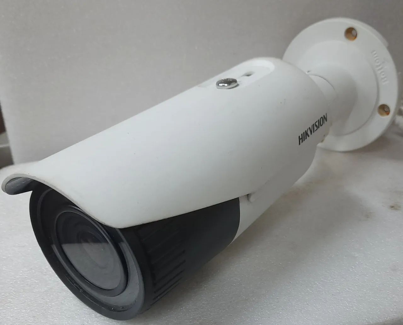 Câmera Hikvision IP POE Varifocal 2,8mm a 12mm DS-2CD2621G0-IZS Full HD