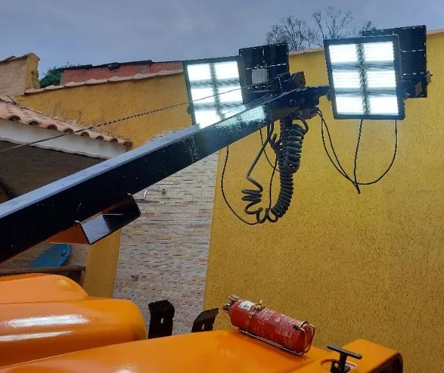 TORRE DE ILUMINAÇÃO GERADOR 4 REFLETORES A DIESEL