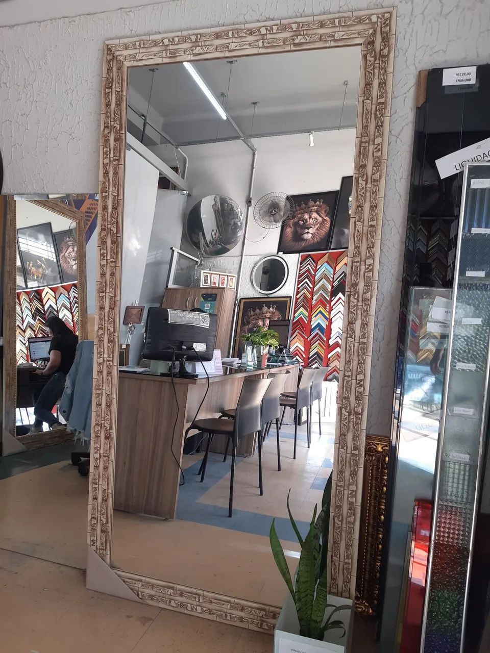 Espelho Decorativo com Moldura Detalhada