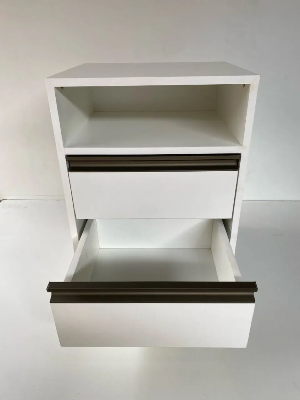 1 criado mudo de mdf branco com duas gavetas  - Foto 2
