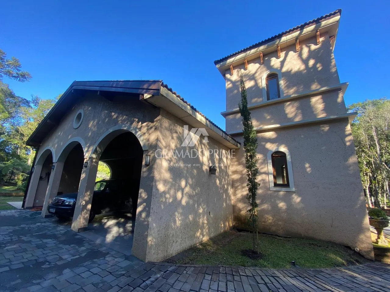 MAJESTOSA CASA NO CONDOMÍNIO LAGOS DE GRAMADO