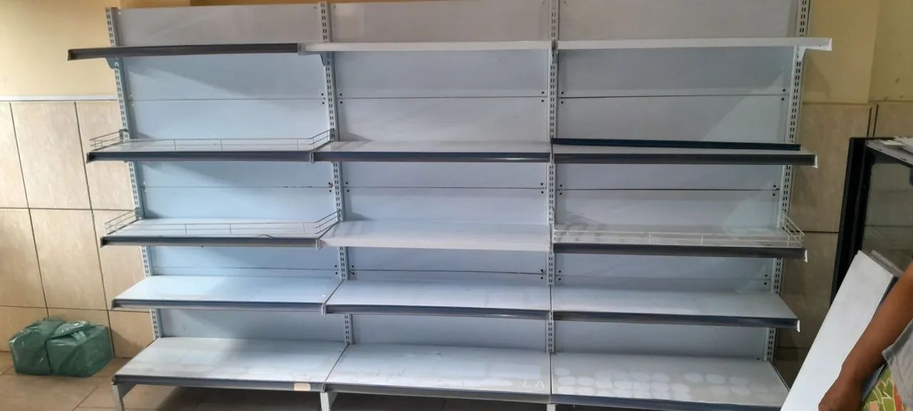 Prateleiras e expositores para comércio