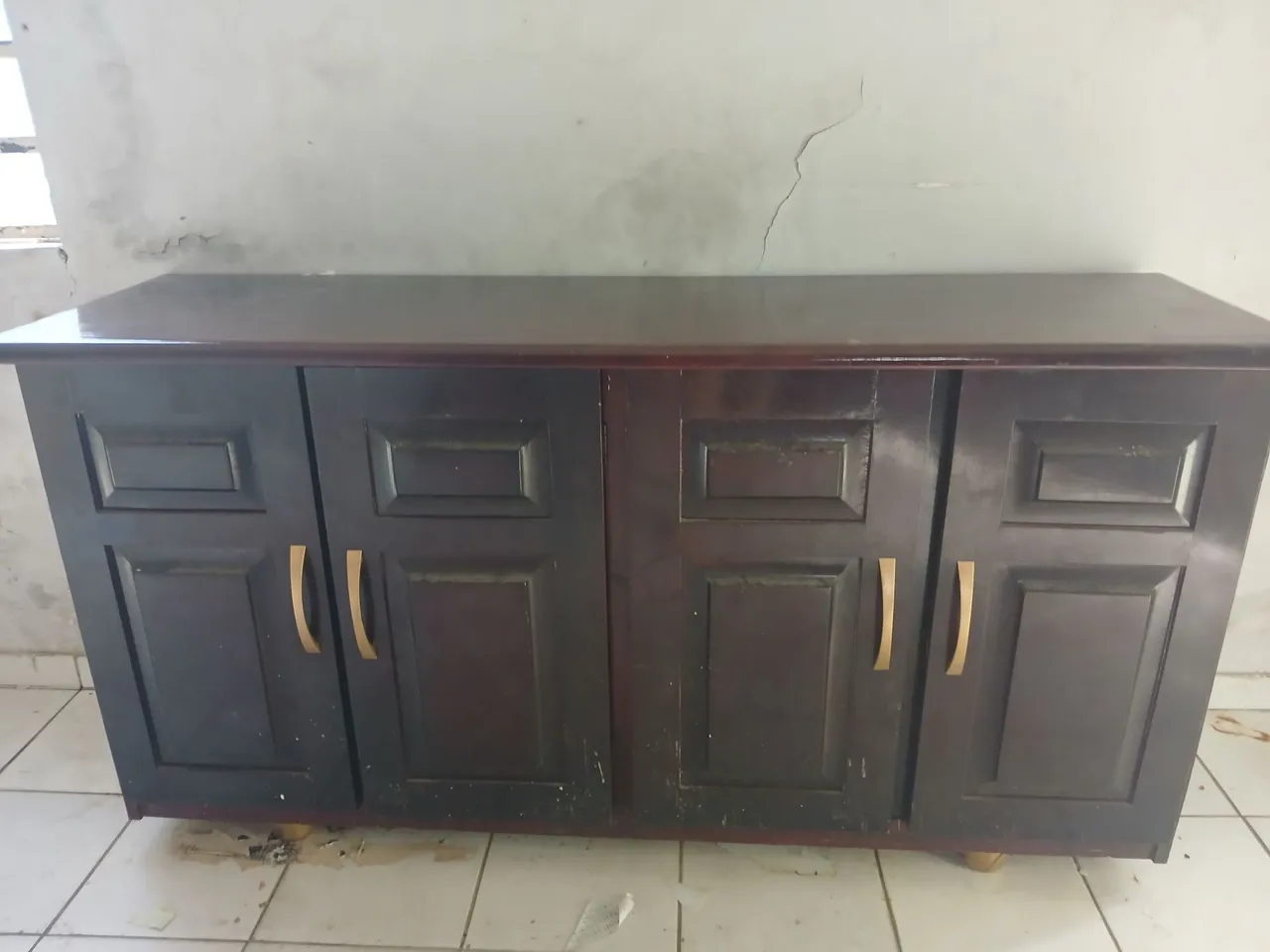 Buffet Armário de madeira com design clássico