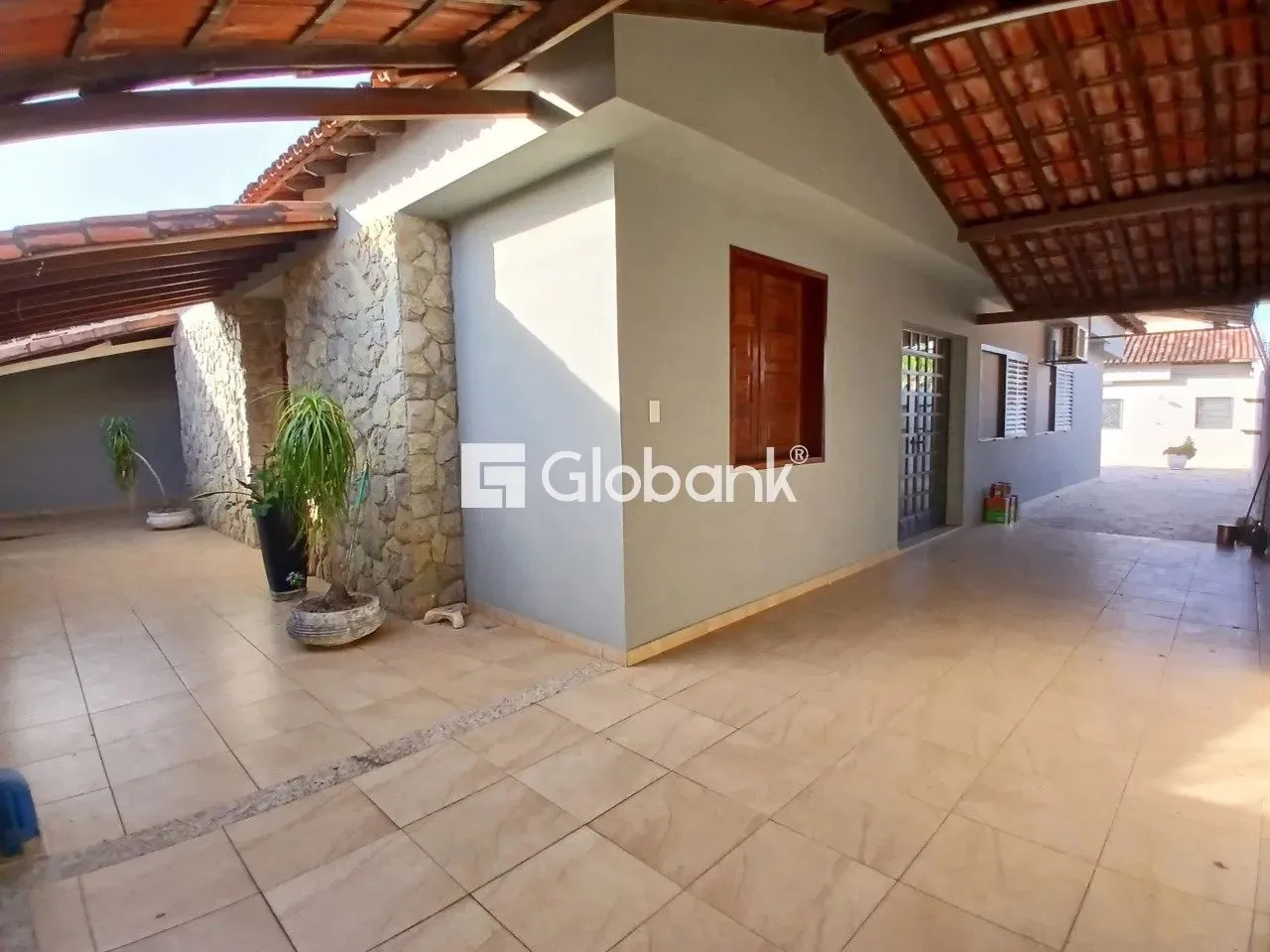 Casa Residencial e Comercial, para aluguel com 220m² com 2 suite e 3 vagas de garagem.