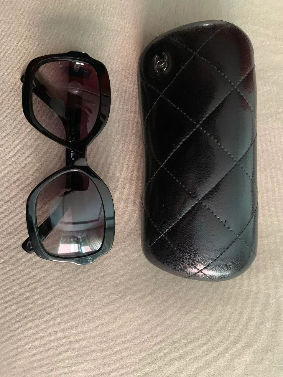 Óculos Chanel com detalhe em pérola  - Foto 3