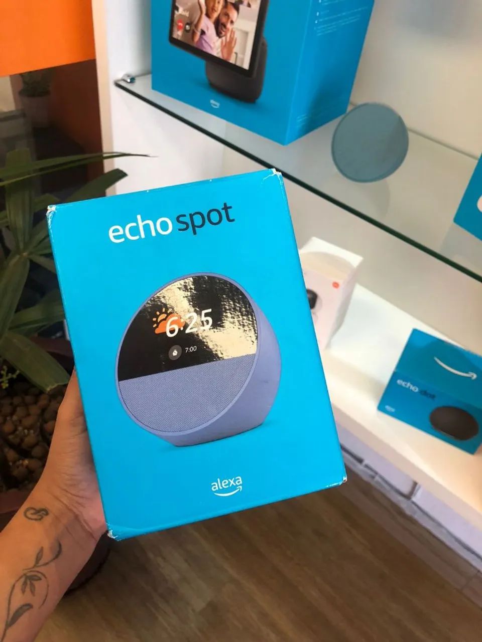 Amazon Echo Spot - Assistente Virtual com Tela - Foto 3