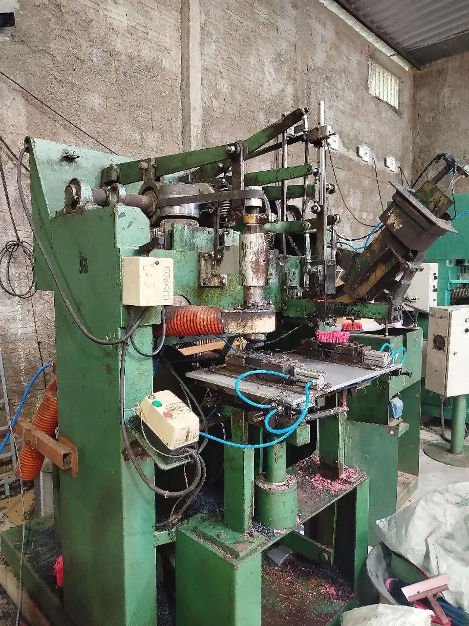 Máquinas para fábrica de vassouras e escovas de lavar roupa, com 8 máquinas. - Foto 5