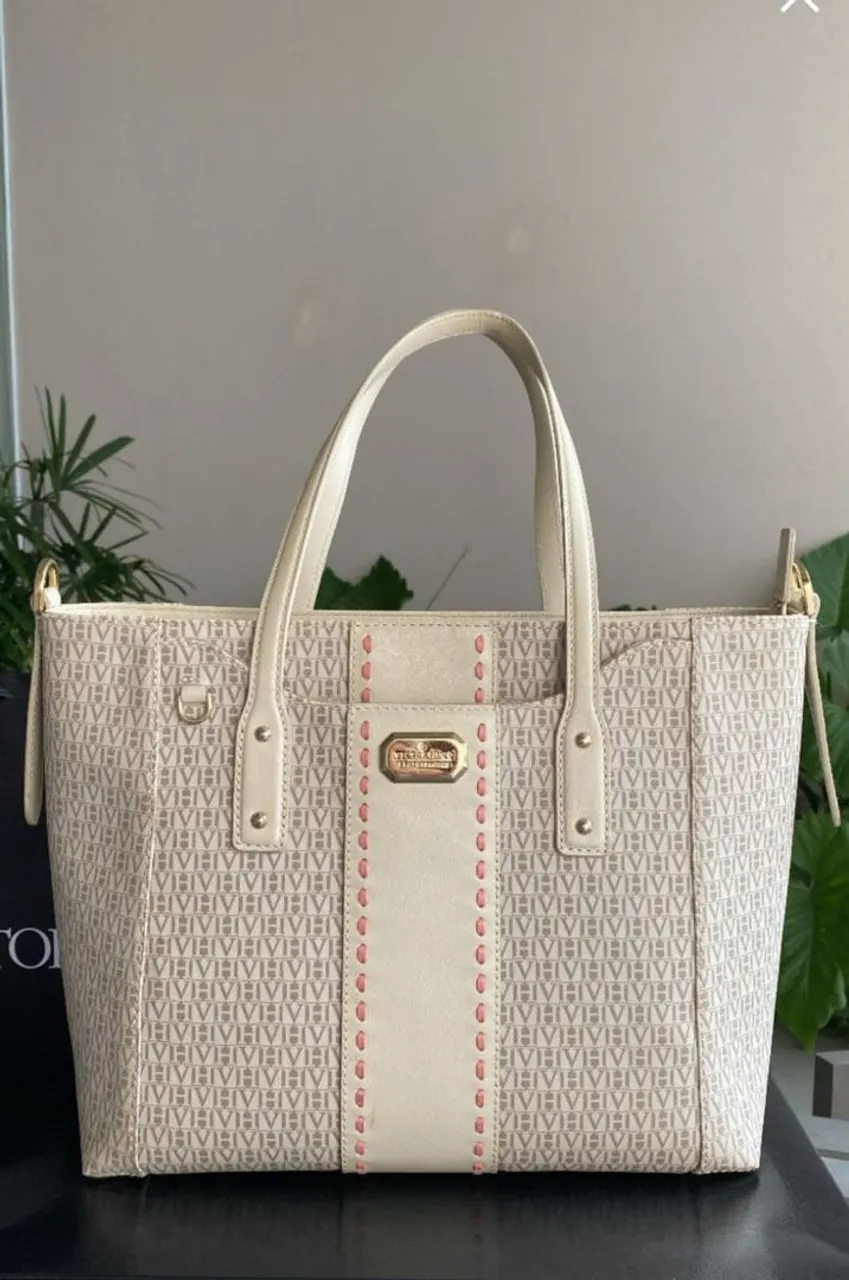 Bolsa Victor Hugo em couro off white usada apenas uma vez. Linda