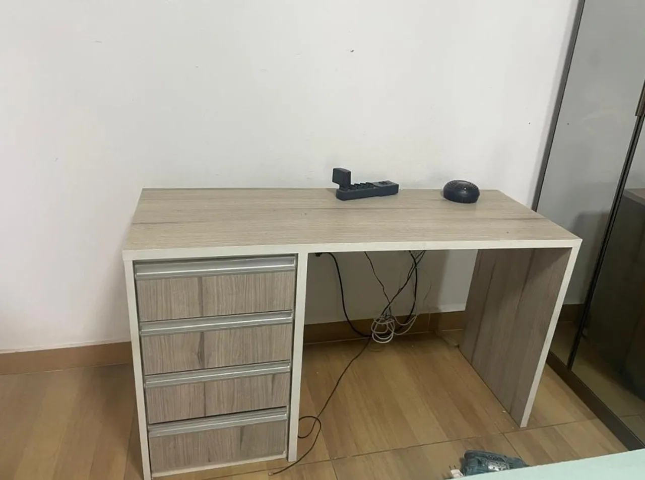 Mesa de escritório com gavetas