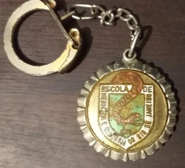 Raríssimo chaveiro da escola de medicina e cirurgia do Rio de Janeiro - Anos 60/70