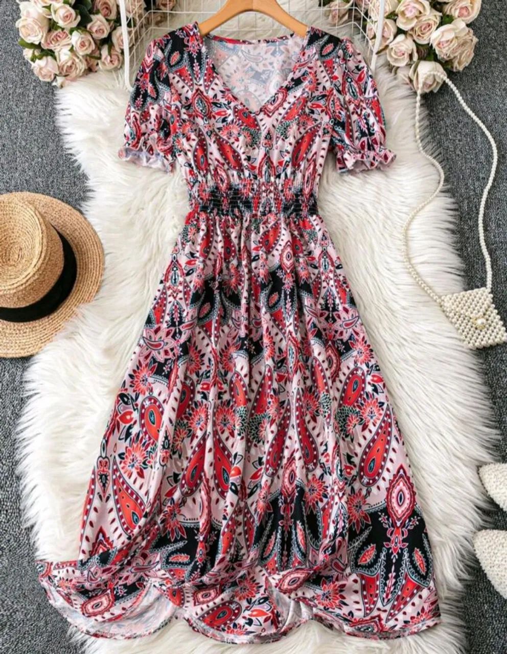 Vestido midi estampado floral com manga curta