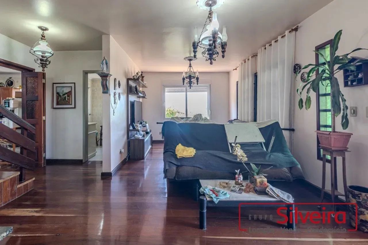 Casa Residencial com 5 dormitórios, sendo 1 suíte, e 3 vagas de garagem no bairro Teresópo