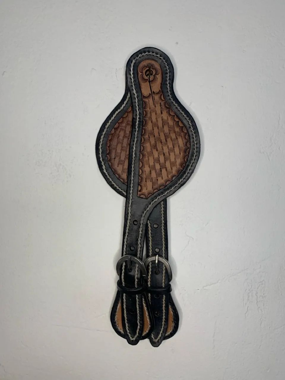 Correia de espora bordada