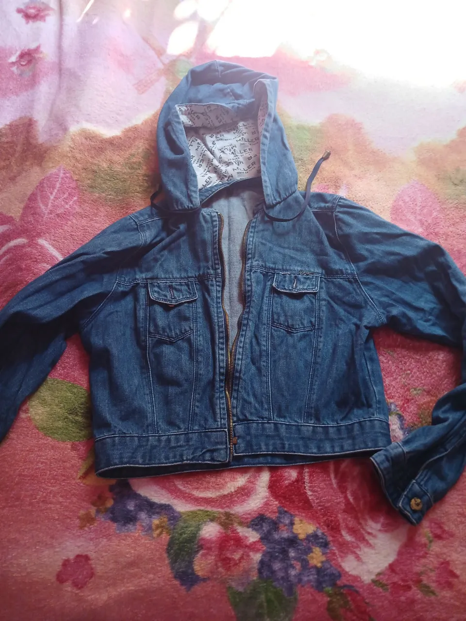Jaqueta Jeans com Capuz - Estilo e Conforto