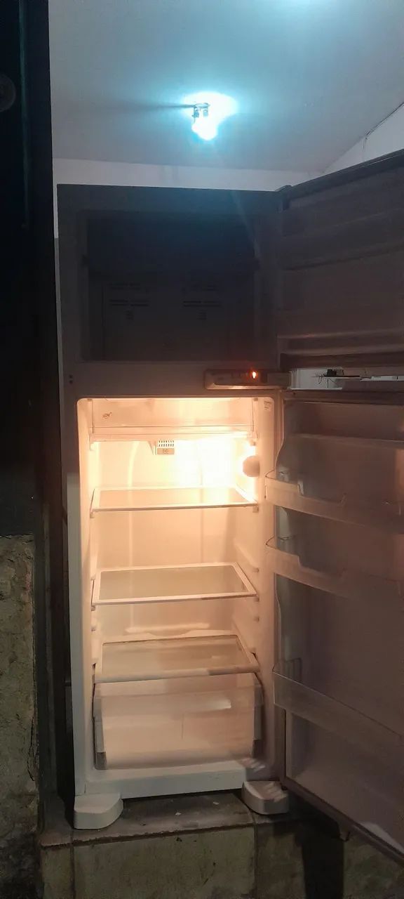 Geladeira Frost Free Barata! (Nunca foi consertada) Entrego  - Foto 2