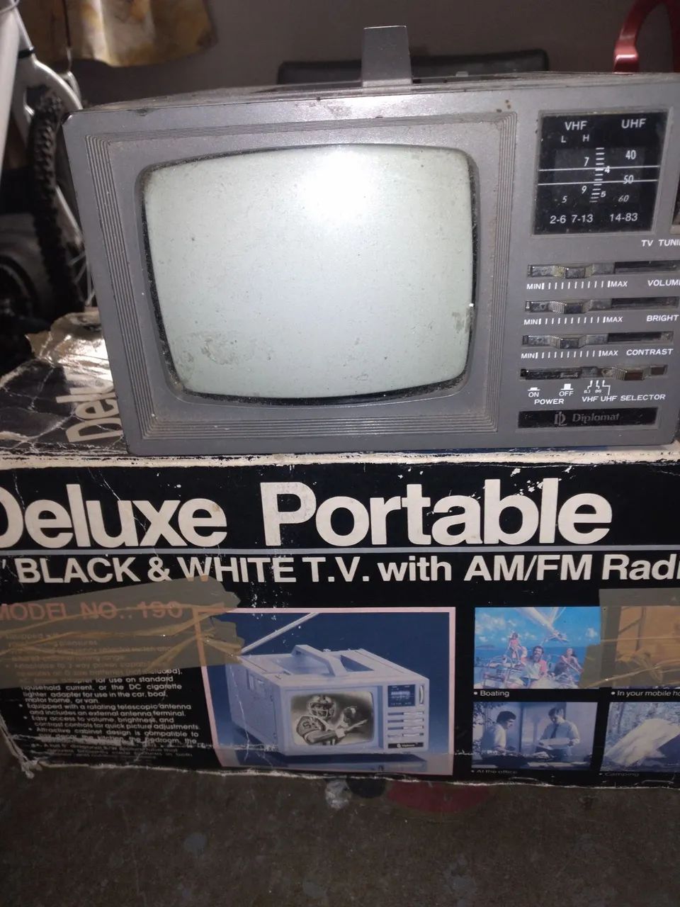 TV Portátil Deluxe 5" Preto e Branco com Rádio AM/FM - Vintage - Foto 3