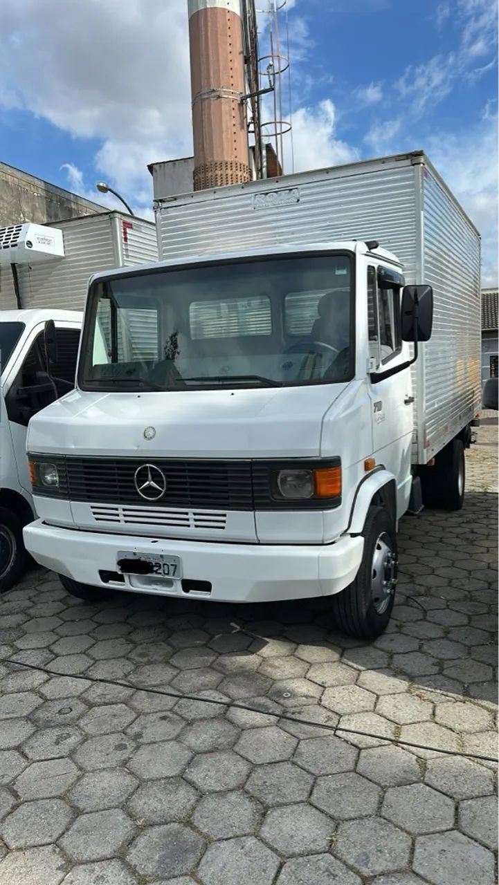 Caminhão Mercedes-Benz 710 Plus Baú em ótimo estado de conservação  - Foto 3