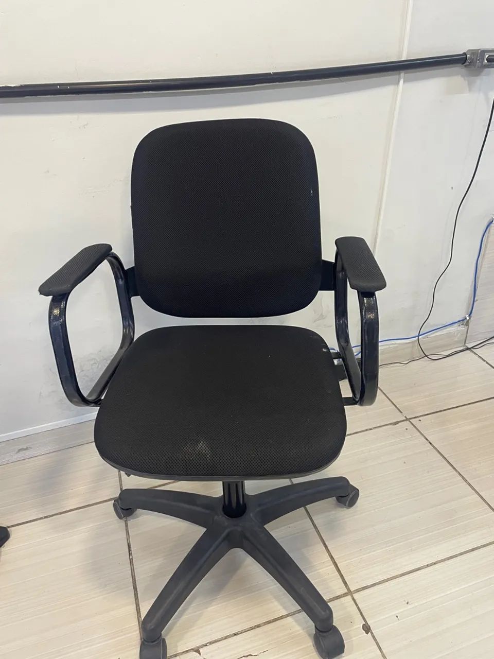 Cadeira de Escritório Giratória com Rodas compre 2 pague 80 - Foto 2