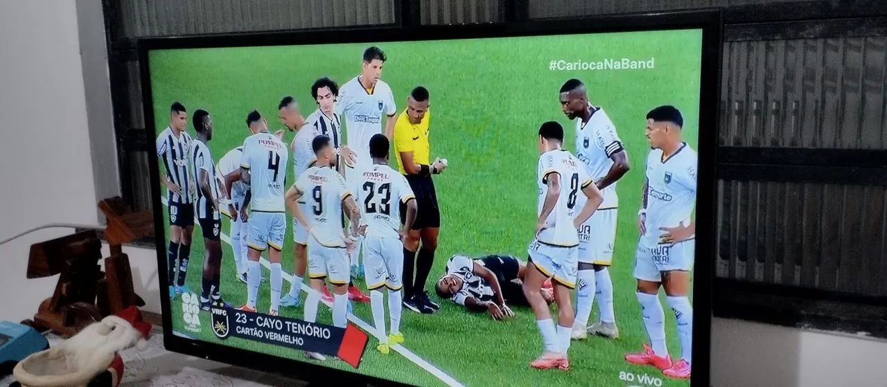 VENDO ESSA TV DA MARCA PANASONIC DE 32 POLEGADAS SMART COMPLETA COM CONTROLE REMOTO E PÉ 