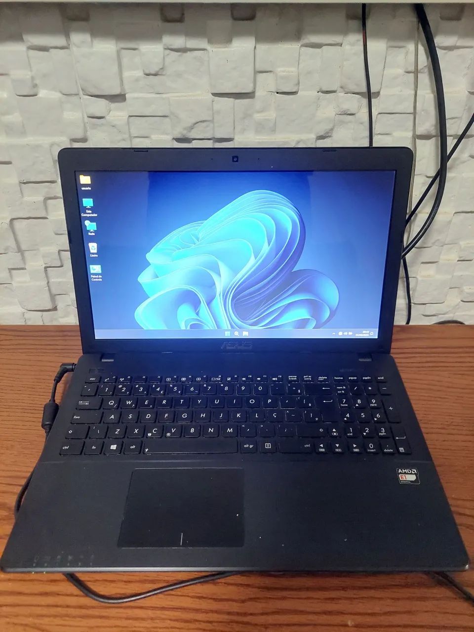 NOTEBOOK ASUS AMD E1 SSD 220GB<br>4GB RAM<br>BATERIA SO FUNCIONA NA TOMADA<br> * 