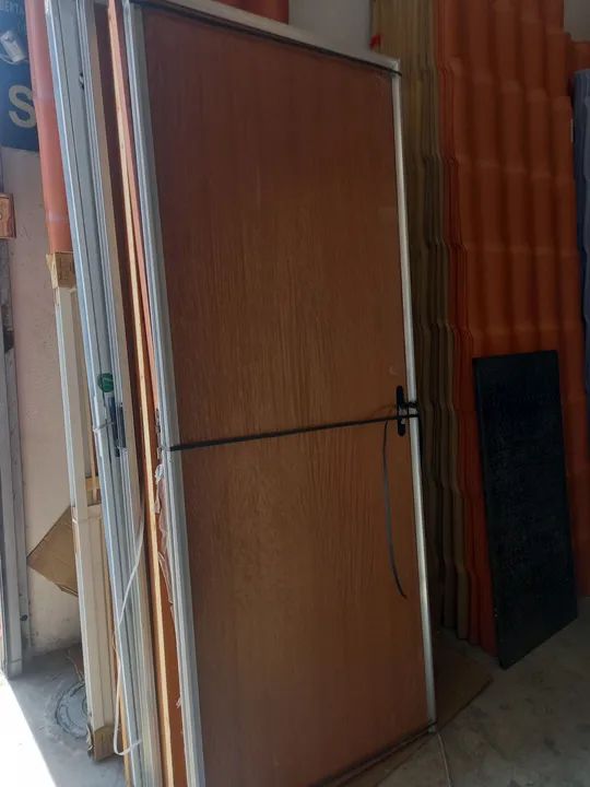 Porta de madeira completa. Com marco em alumínio e fechadura.  - Foto 3