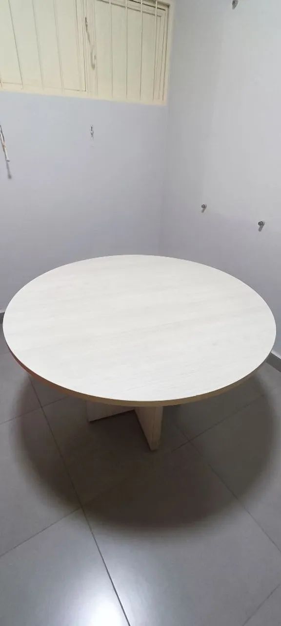 Mesa redonda para escritório