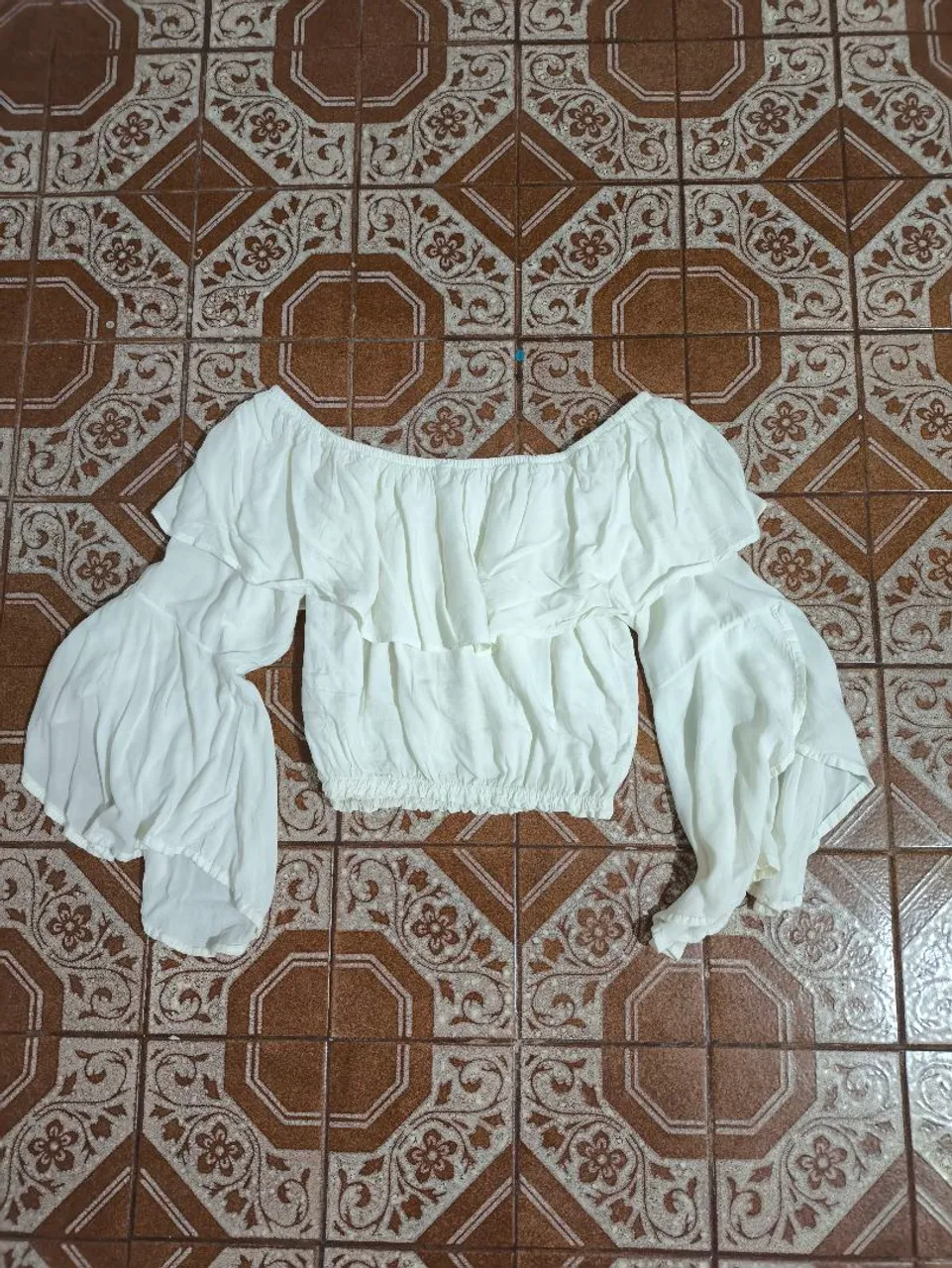 Blusa Ombro a Ombro Manga Longa com Babados