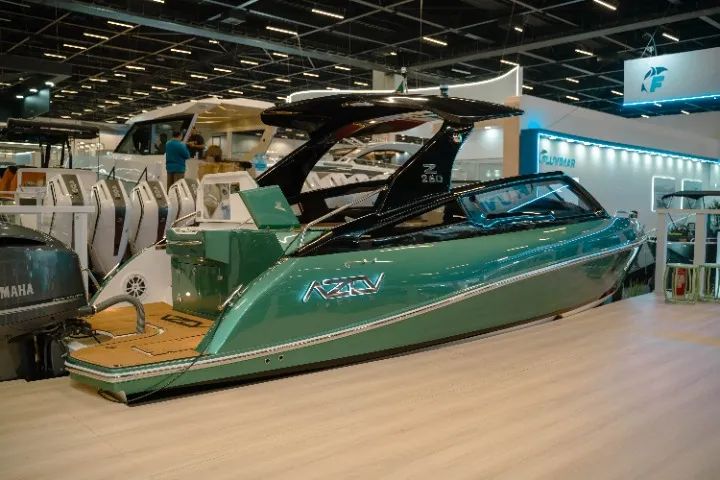 Lancha Azov Z260 Open P\ 14 Passageiros + Banheiro + Espaço Gourmet