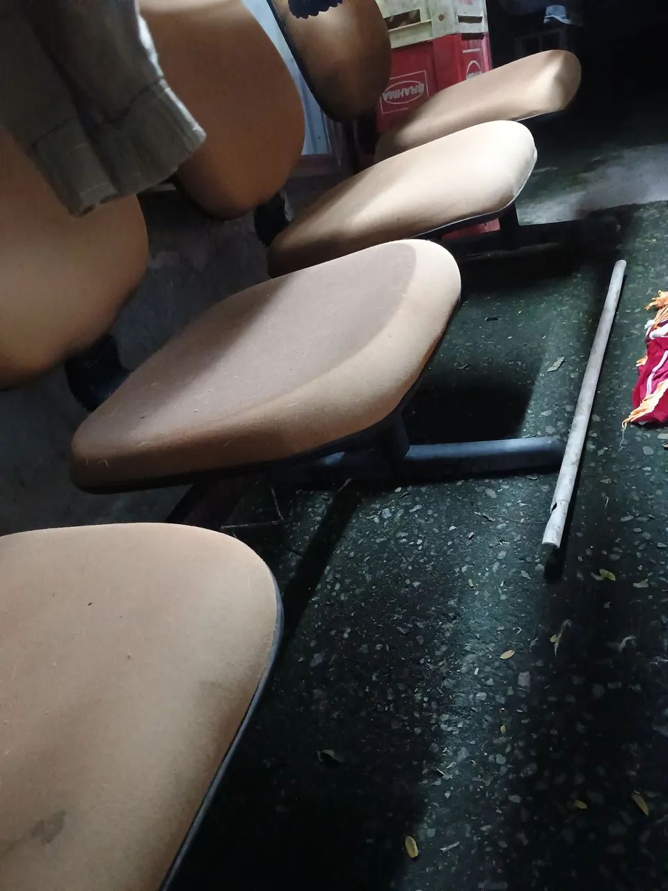 Conjunto de Cadeiras de Escritório de ( 4 LUGARES ) em ótimo estado 